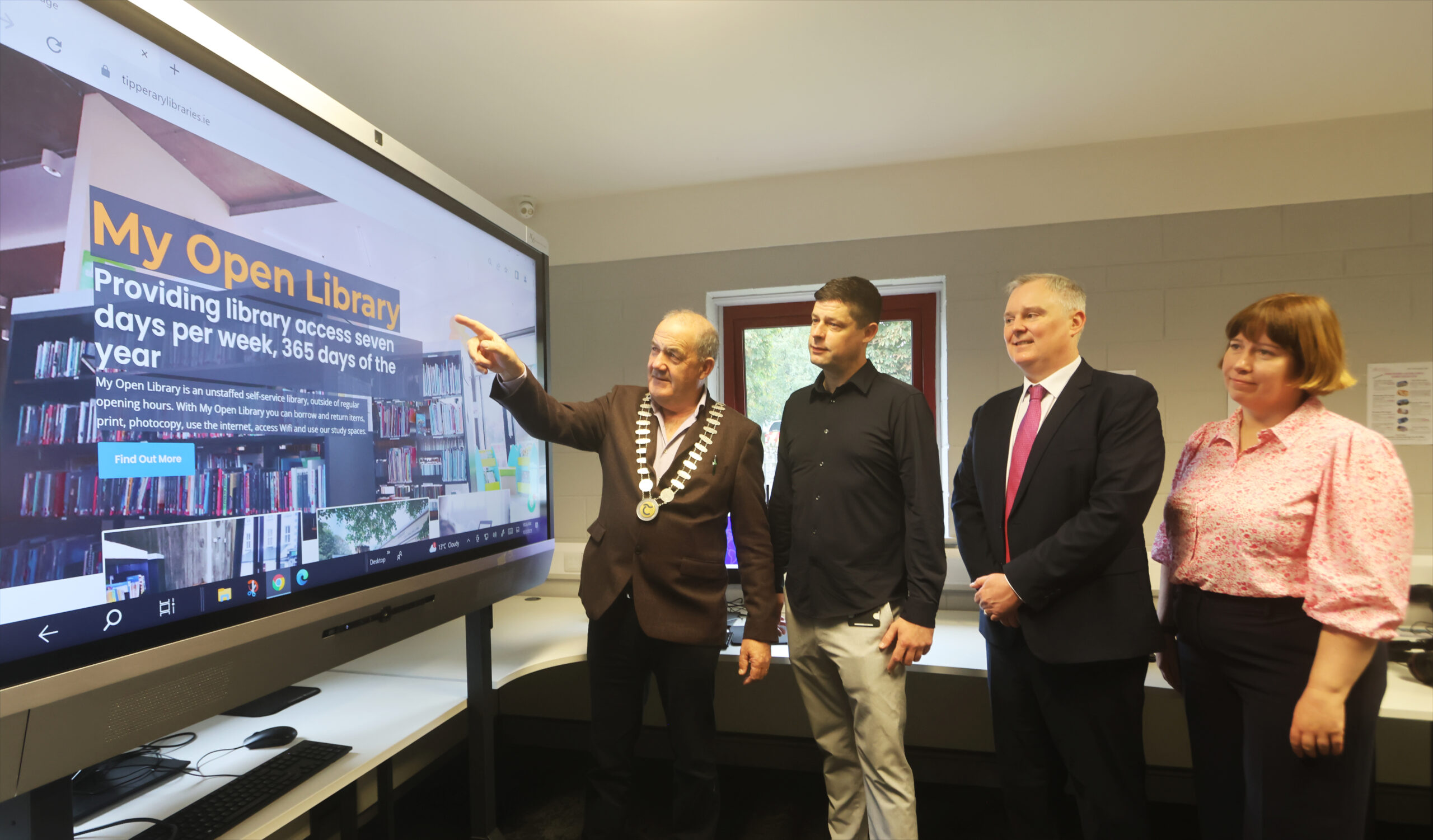A picture of Councillor Ger Darcy, Library Assistant Greg MacDonald, County Librarian Damien Dullaghan and Senior Executive Librarian Ann Marie Brophy launching the new library website in Nenagh library.